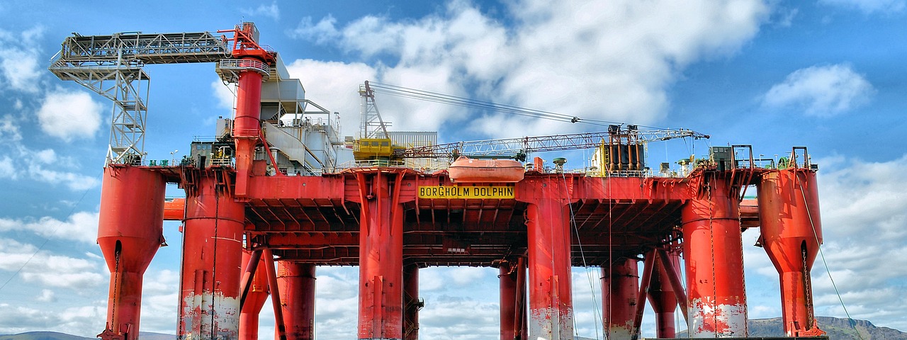 ambquinn-oil-rig-2205542_1280.jpg