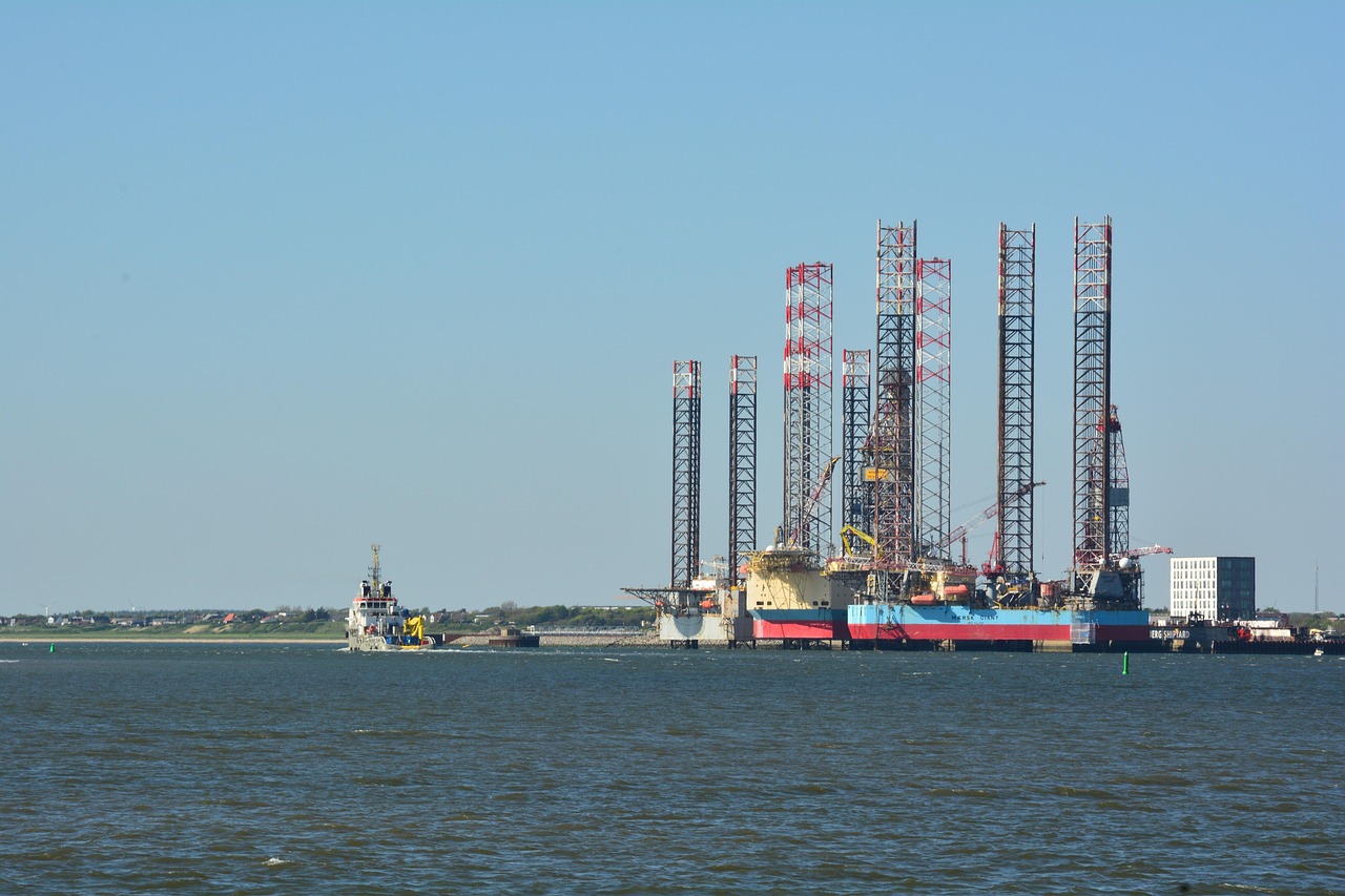 baggerolli-oil-rig-7029326_1280.jpg